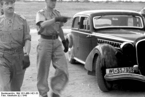 Bundesarchiv_Bild_101I-468-1421-33,_Sditalien,_Adolf_Galland_auf_Flugplatz