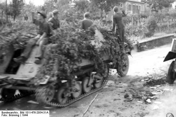 Bundesarchiv_Bild_101I-476-2054-31A,_Italien,_Halbkettenfahrzeug_'Maultier'_in_Fahrt