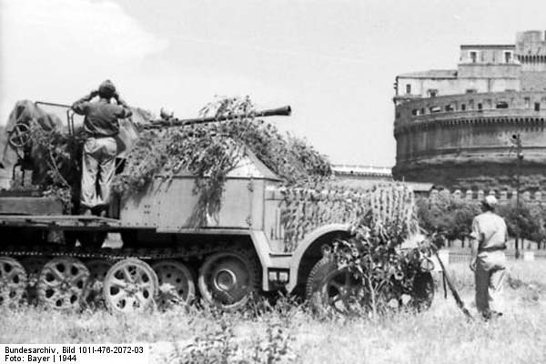 Bundesarchiv_Bild_101I-476-2072-03,_Rom,_Engelsburg,_Zugkraftwagen_mit_Flak