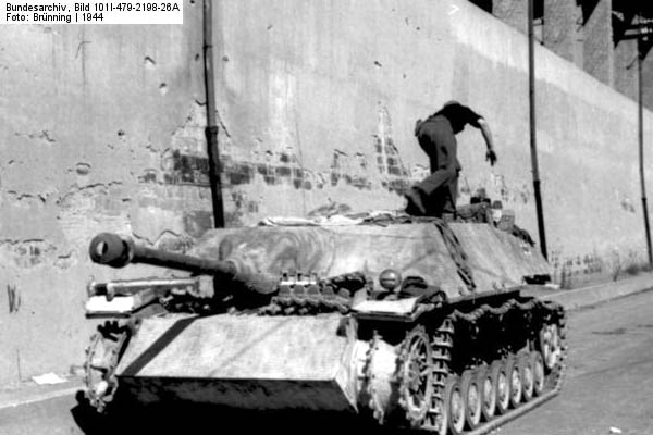 Bundesarchiv_Bild_101I-479-2198-26A,_Italien,_Sturmgeschtz_IV_in_Ortschaft