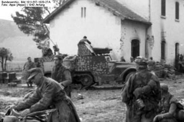 Bundesarchiv_Bild_101I-557-1020-27A,_Tunesien,_Sidi_Nsia,_deutsche_Soldaten