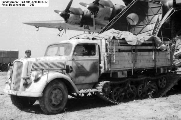 Bundesarchiv_Bild_101I-559-1085-07,_Italien,_Flugzeug_Me_323_Gigant,_Opel_'Maultier'