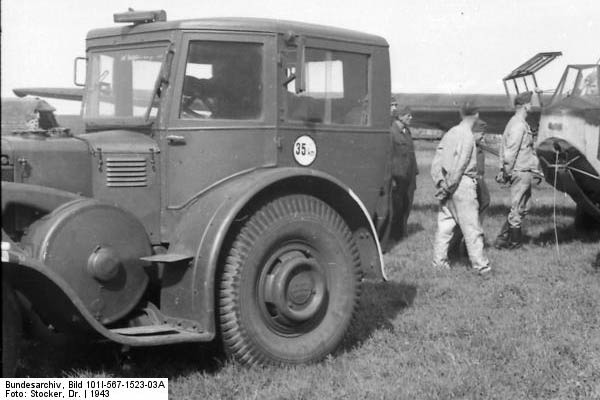 Bundesarchiv_Bild_101I-567-1523-03A,_Italien,_Lanz_Bulldog_mit_Lastensegler_DFS_230