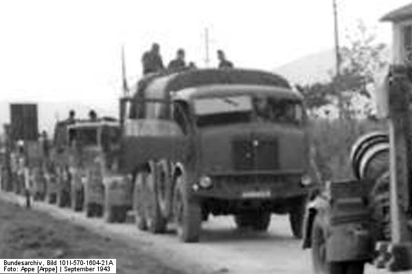 Bundesarchiv_Bild_101I-570-1604-21A,_Italien,_motorisierte_Truppen_in_Fahrt