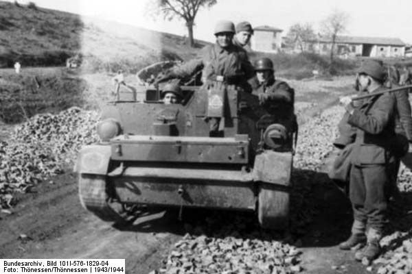 Bundesarchiv_Bild_101I-576-1829-04,_Italien,_deutsche_und_italienische_Soldaten,_Panzer