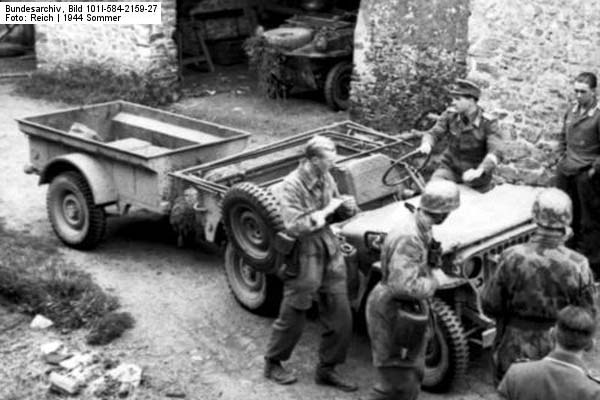 Bundesarchiv_Bild_101I-584-2159-27,_Frankreich,_Fallschirmjger_mit_erbeutetem_Jeep