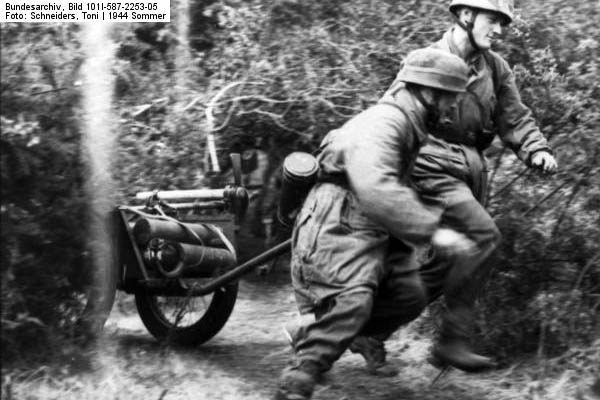 Bundesarchiv_Bild_101I-587-2253-05,_Normandie,_Fallschirmjger_mit_Handkarren