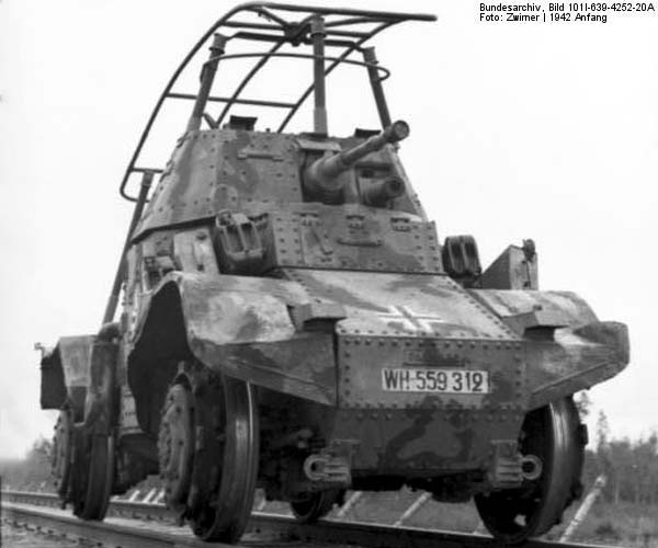 Bundesarchiv_Bild_101I-639-4252-20A,_Im_Osten,_Schienen-Sphpanzer_Panhard_P178