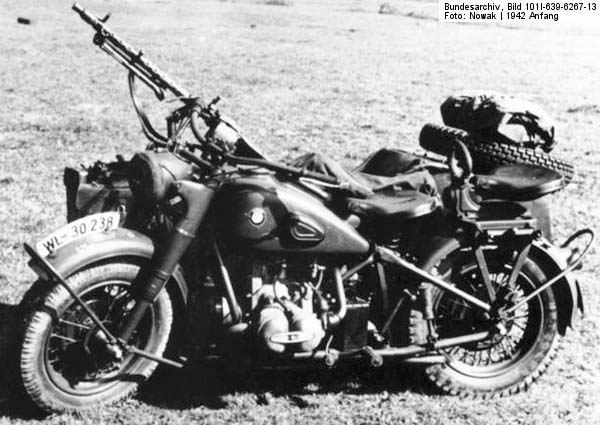 Bundesarchiv_Bild_101I-639-6267-13,_Motorrad_BMW_R75_mit_Beiwagen_und_MG