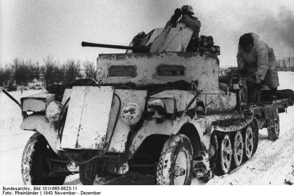 Bundesarchiv_Bild_101I-665-6823-11,_Russland,_Flak_auf_Halbkettenfahrzeug_im_Erdeinsatz