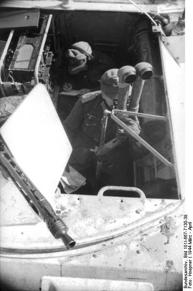 Bundesarchiv_Bild_101I-667-7130-39,_Russland,_Soldat_in_gepanzertem_Fahrzeug