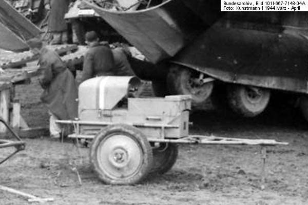 Bundesarchiv_Bild_101I-667-7148-04A,_Russland-Mitte,_Flugzeug_Me_323_Gigant