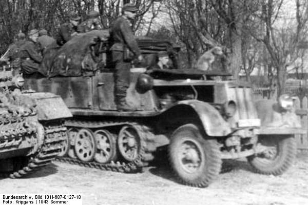 Bundesarchiv_Bild_101I-687-0127-18,_Russland,_Panzer_IV_und_Halbkettenfahrzeug