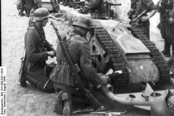 Bundesarchiv_Bild_101I-695-0411-05A,_Warschauer_Aufstand,_Soldaten_mit_'Goliath'