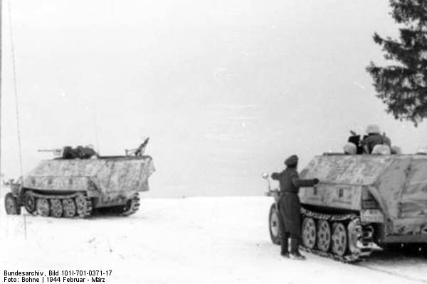 Bundesarchiv_Bild_101I-701-0371-17,_Russland,_Schtzenpanzerwagen