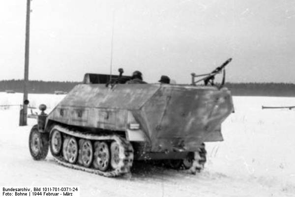 Bundesarchiv_Bild_101I-701-0371-24,_Russland,_Schützenpanzerwagen