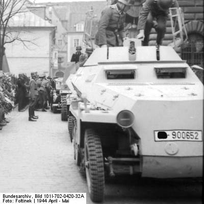 Bundesarchiv_Bild_101I-702-0420-32A,_Russland-Nord,_Waffen-SS_mit_Krnzen,_Schtzenpanzer