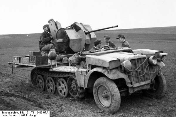 Bundesarchiv_Bild_101I-711-0406-07A,_Russland,_Flak_auf_Halbkettenfahrzeug