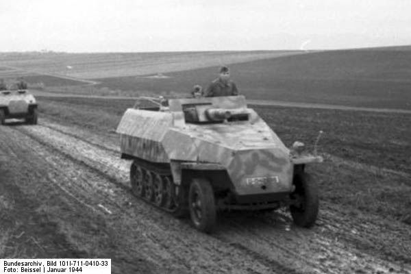 Bundesarchiv_Bild_101I-711-0410-33,_Russland,_Schtzenpanzer_in_Fahrt