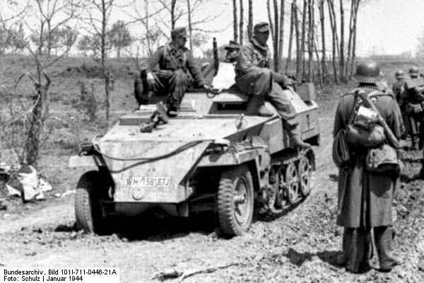 Bundesarchiv_Bild_101I-711-0446-21A,_Russland-Sd,_Schtzenpanzer,_Soldaten_auf_Strae