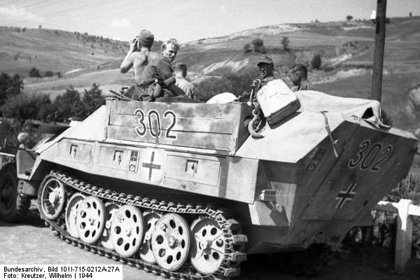 Bundesarchiv_Bild_101I-715-0212A-27A,_Ungarn,_Schtzenpanzer