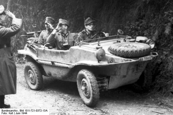 Bundesarchiv_Bild_101I-721-0372-13A,_Frankreich,_Offiziere_in_Schwimmkbel