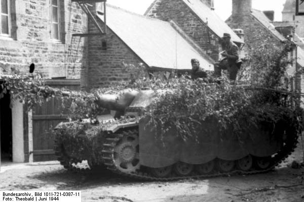 Bundesarchiv_Bild_101I-721-0387-11,_Frankreich,_Sturmgeschtz_III_in_Ortschaft