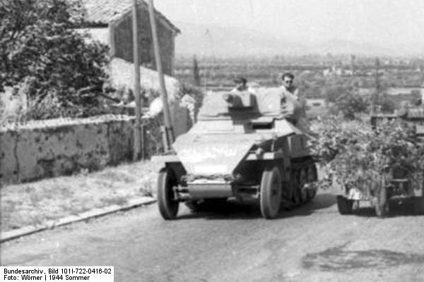 Bundesarchiv_Bild_101I-722-0416-02,_Frankreich,_getarnte_Fahrzeug_auf_Strae