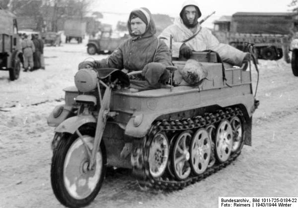 Bundesarchiv_Bild_101I-725-0184-22,_Russland,_Soldaten_auf_Kettenkrad