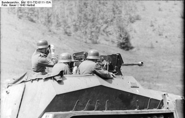 Bundesarchiv_Bild_101I-732-0111-15A,_Russland,_Schtzenpanzer_Div._Grodeutschland