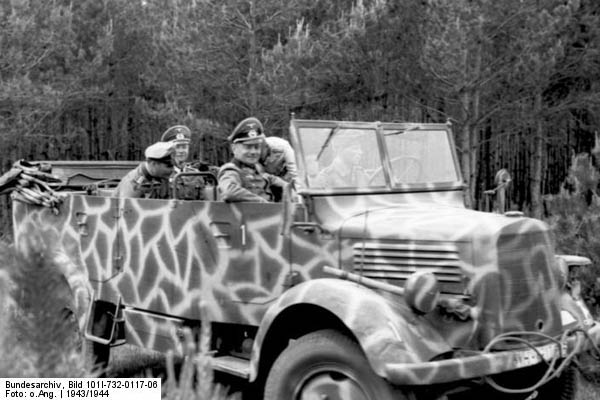 Bundesarchiv_Bild_101I-732-0117-06,_Russland,_Offiziere_in_Mercedes-Benz_Kfz