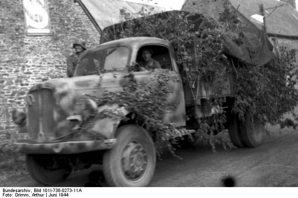 Bundesarchiv_Bild_101I-738-0273-11A,_Villers-Bocage,_getarnter_LKW