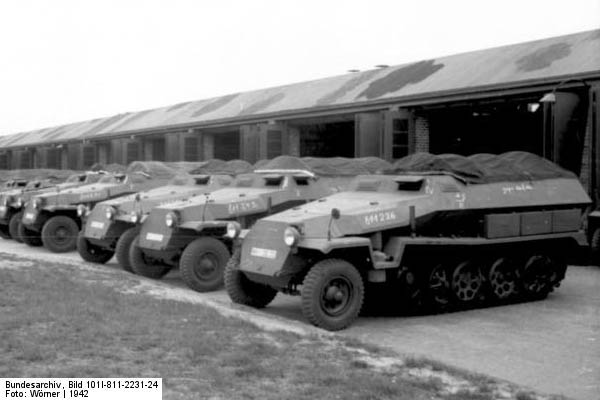 Bundesarchiv_Bild_101I-811-2231-24,_Deutschland,_fabrikneue_Schtzenpanzer