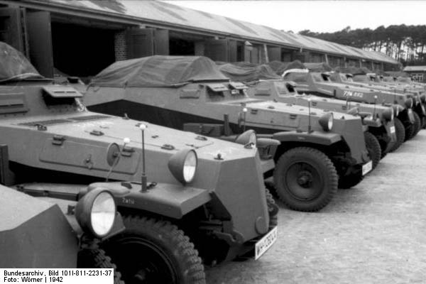 Bundesarchiv_Bild_101I-811-2231-37,_Deutschland,_fabrikneue_Schtzenpanzer