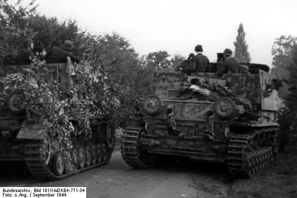 Bundesarchiv_Bild_101II-M2KBK-771-34,_Arnheim,_Sturmgeschtze