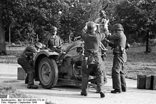 Bundesarchiv_Bild_101II-M2KBK-772-30,_Arnheim,_deutsches_2_cm_Flakgeschtz