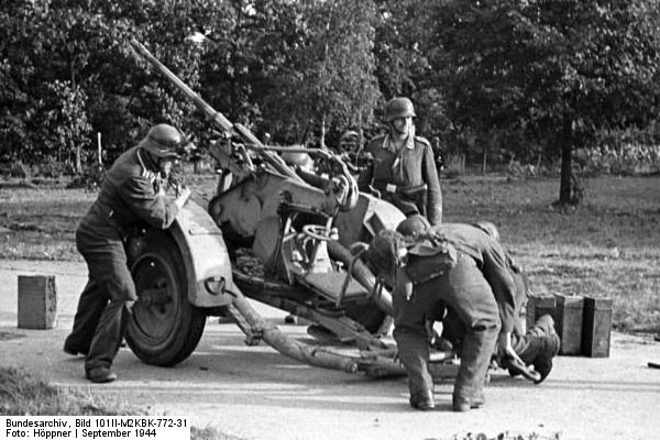 Bundesarchiv_Bild_101II-M2KBK-772-31,_Arnheim,_deutsches_2_cm_Flakgeschtz