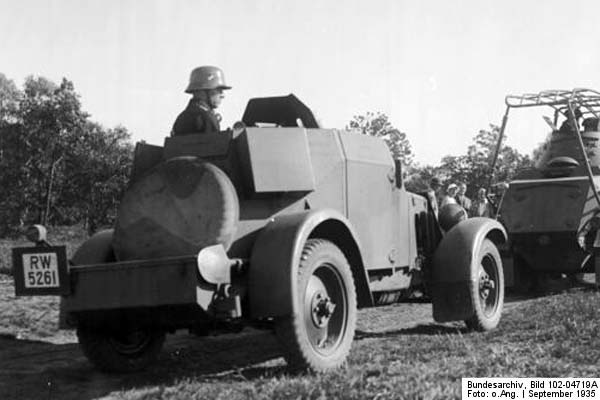 Bundesarchiv_Bild_102-04719A,_Lneburger_Heide,_Manver_des_VI._Armeekorps