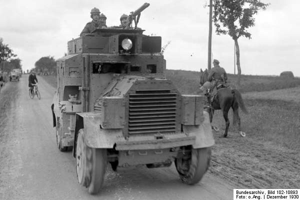 Bundesarchiv_Bild_102-10893,_Reichswehr,_Panzerkraftwagen_mit_M.-G.