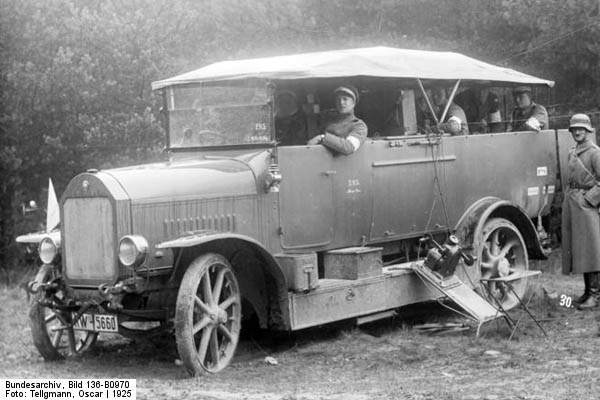 Bundesarchiv_Bild_136-B0970,_Reichswehrmanver,_Funk-Wagen