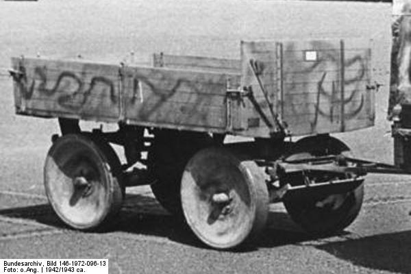 Bundesarchiv_Bild_146-1972-096-13,_Raupenschlepper-Ost_mit_Anhnger