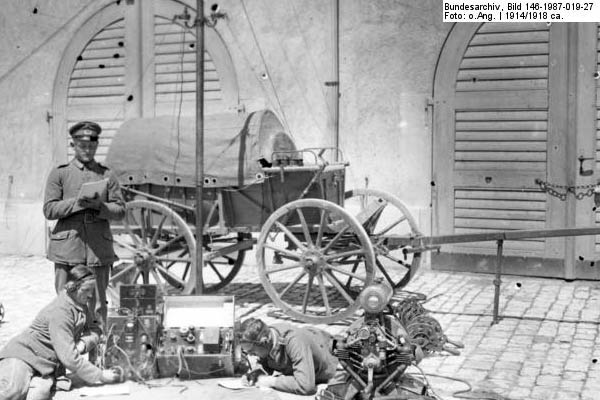 Bundesarchiv_Bild_146-1987-019-27,_Nachrichtentruppen_mit_Heeresfeldwagen