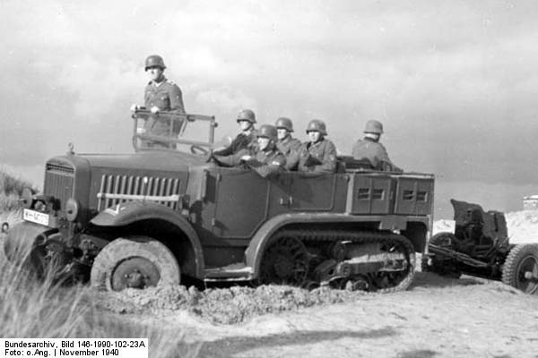 Bundesarchiv_Bild_146-1990-102-23A,_Belgien,_Zugmaschine_'Unique'