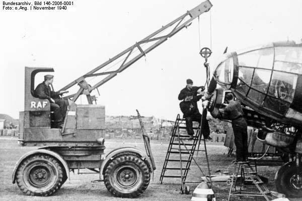 Bundesarchiv_Bild_146-2006-0001,_Flugzeug_Heinkel_He_111,_Reparatur