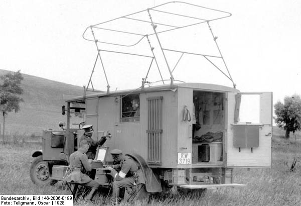 Bundesarchiv_Bild_146-2006-0199,_Reichswehr,_Nachrichtenwagen