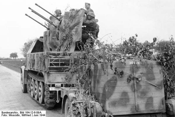 Bundesarchiv_Bild_164-12-6-09A,_Frankreich,_Vierlings-Flak_auf_Zugkraftwagen