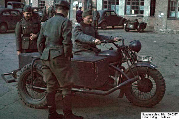 Bundesarchiv_Bild_169-0337,_Charkow,_Motorrad_mit_Beiwagen