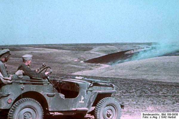 Bundesarchiv_Bild_169-0938,_Russland,_Jeep_vor_Steppenbrand