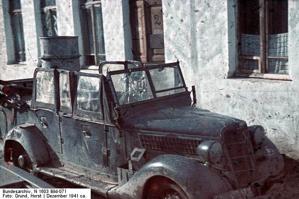 Bundesarchiv_N_1603_Bild-071,_Partisanenberfall,_durchschossene_Autoscheibe