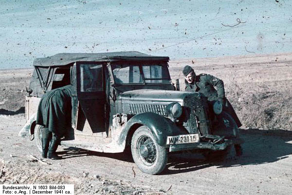 Bundesarchiv_N_1603_Bild-083,_Krim,_Horst_Grund_mit_Marine-PK-Auto